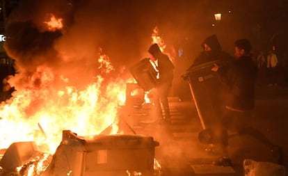 Manifestantes queimam contêineres em Barcelona.