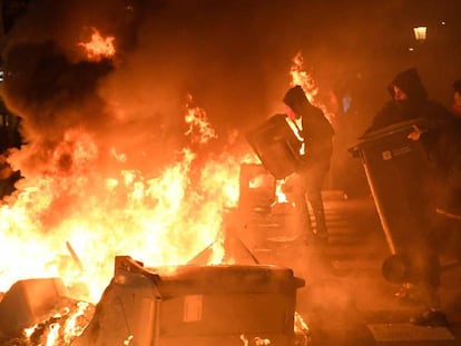 Manifestantes queimam contêineres em Barcelona.