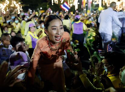 La princesa Bajrakitiyabha saluda a los ciudadanos de Bangkok el domingo.