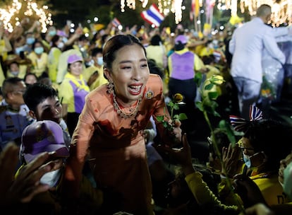 La princesa Bajrakitiyabha saluda a los ciudadanos de Bangkok el domingo.