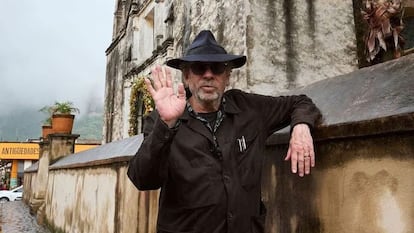 El director de cine, Tim Burton, recorriendo Tepoztlán, durante su visita a México, este martes.