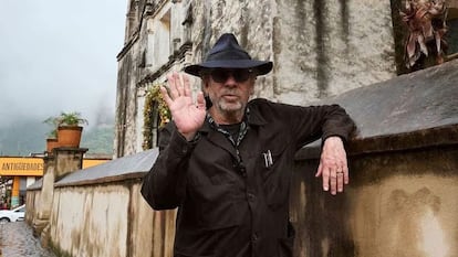 El director de cine, Tim Burton, recorriendo Tepoztlán, durante su visita a México, este martes.