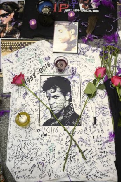 Uno de los múltiples homenajes rendidos a Prince por sus seguidores.