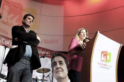 El candidato de IU a la Comunidad de Madrid, Luis García Montero, y la candidata a la alcaldía, Raquel López.