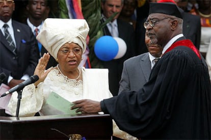 El presidente de la Corte Suprema de Justicia de Liberia, Henry Reed Cooper, toma juramento a Ellen Johnson-Sirleaf.
