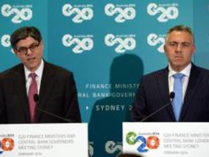 El tesorero federal de Australia, Joe Hockey (d), y el secretario de Tesoro de EE.UU., Jack Lew (i), participan en una rueda de prensa este 21 de febrero de 2014 durante la reunión del G20, en Sídney (Australia).