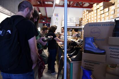 Estand de Ecoalkesan, una empresa española dedicada a calzados veganos, muestra alguno de sus productos.