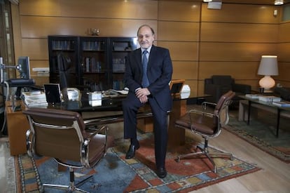 Juan de la Cruz Cárdenas, presidente de Cajamar, posa en su despacho.