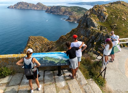 Un grupo de visitantes en las Islas Cíes (Galicia) el pasado verano.