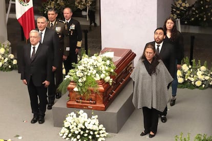 AMLO y la familia de Miguel Barbosa en su funeral en Puebla