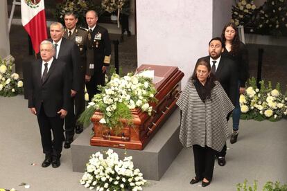 AMLO y la familia de Miguel Barbosa en su funeral en Puebla