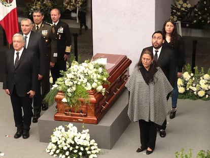 López Obrador y la familia de Barbosa en su funeral en Puebla.