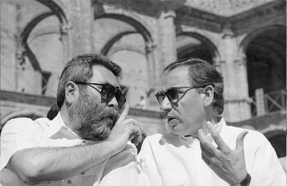 Alfonso Guerra conversa con Cándido Méndez, durante el acto de homenaje al sindicalista José Galán Merino, el 14 de mayo de 1996.