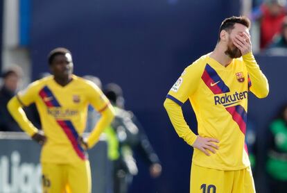 Lionel Messi (a la derecha) se lamenta tras una jugada.