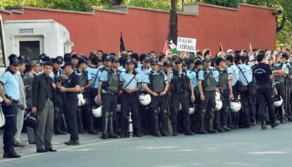 Policías turcos rodean a un grupo de manifestantes para impedir el acceso a la residencia del embajador israelí en Ankara.