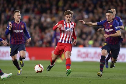 El delantero frncés del Atlético, Antoine Griezmann (en el centro), compite por el balón con Arthur.