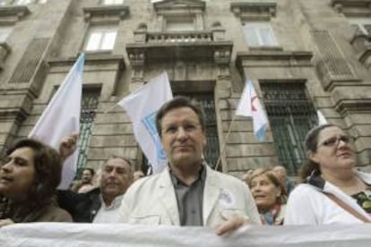 El portavoz nacional del BNG, Xavier Vence (c), durante la protesta organizada por el BNG que ha encabezado este mediodía ante la sede del Banco de España en A Coruña, en la que han participado alrededor de medio centenar de personas.