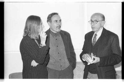 Jaime Salinas con Laura García Lorca y Vicente Molina Foix en la Residencia de Estudiantes en 1999.