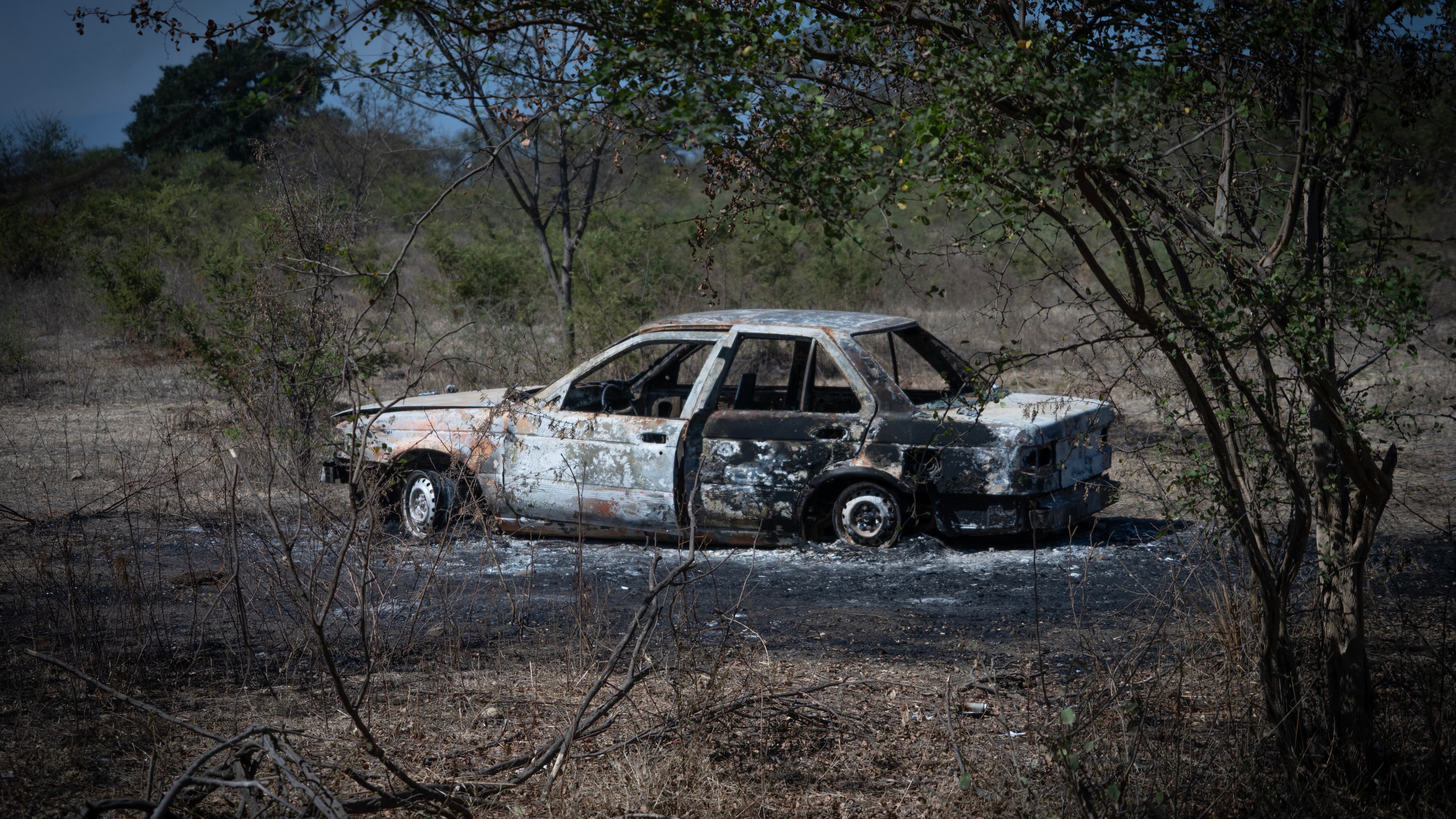 Vista de un auto quemado durante un enfrentamiento en el municipiode Chicomuselo, Chiapas, en 2024.