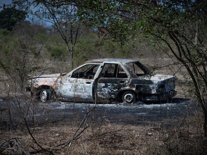 Un auto quemado durante un enfrentamiento en el municipio de Chicomuselo, (Chiapas), en febrero de 2024.