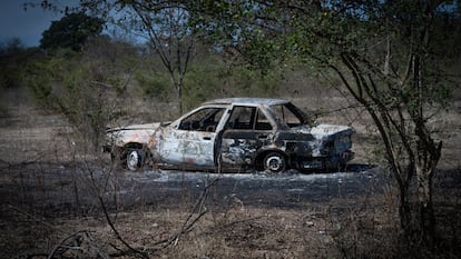 Un auto quemado durante un enfrentamiento en el municipio de Chicomuselo, (Chiapas), en febrero de 2024.