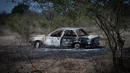 Un auto quemado durante un enfrentamiento en el municipio de Chicomuselo, (Chiapas), en febrero de 2024.