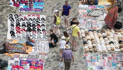 Venedors del 'top manta' a la Barceloneta.