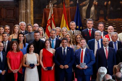 El presidente de la Generalitat, Carlos Mazón, en el centro, posa con los galardonados con las distinciones con motivo del 9 d'Octubre, Día de la Comunitat Valenciana, y cargos de su Consell y diversos representantes políticos.