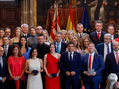 El presidente de la Generalitat, Carlos Mazón, en el centro, posa con los galardonados con las distinciones con motivo del 9 d'Octubre, Día de la Comunitat Valenciana, y cargos de su Consell y diversos representantes políticos.
