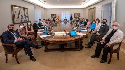 El presidente del Gobierno, Pedro Sánchez (al fondo), y el resto de los miembros del Ejecutivo posan momentos antes del inicio de la primera reunión del Consejo de Ministros del nuevo Ejecutivo.