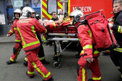 Fuentes del Ministerio de Exteriores señalaron que una española ha muerto por la explosión. Hay más de veinte heridos, entre ellos cuatro bomberos, según un primer recuento. En la imagen, personal de emergencias traslada a una persona herida.