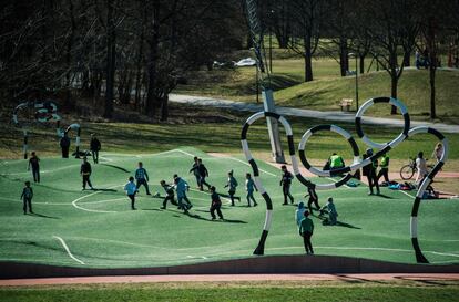 Crianças jogam no campo de "Puckelboll" em Skaerholmen, ao sudoeste de Estocolmo (Suécia).