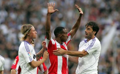 Perea se enfrenta a Guti y Van Nistelrooy en una jugada a baln parado durante un encuentro de la Liga 2007/08.