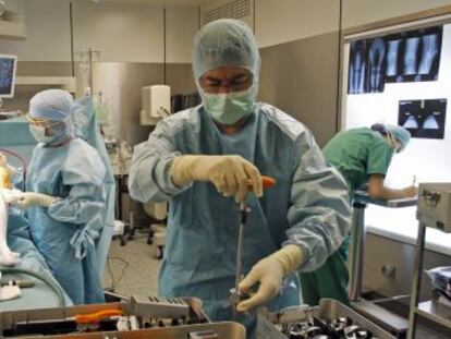 Operaci&oacute;n en un hospital de Marsella (Francia).