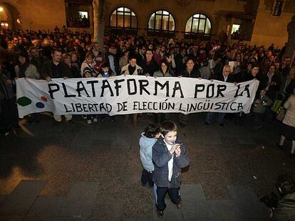 Protesta de la Plataforma por la Libertad de Elección Lingüística celebrada el pasado mes de febrero la plaza de Correos de Vitoria.