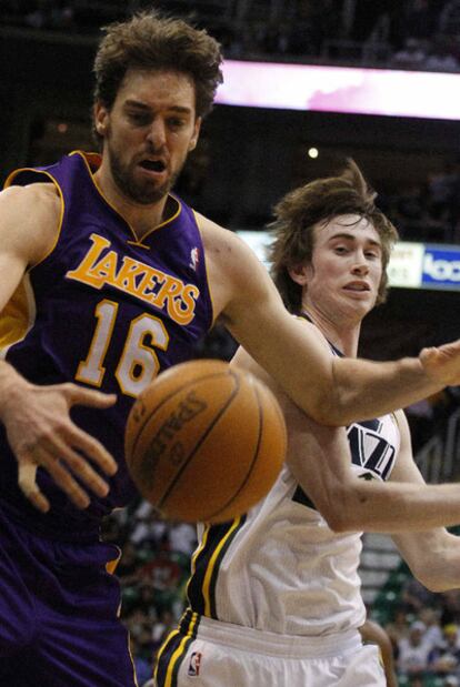 Pau Gasol, junto a Gordon Hayward.