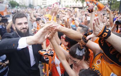 El jugador del Valencia Basket, Bojan Dubljevic, celebra con la afición proclamarse campeón de la Liga.