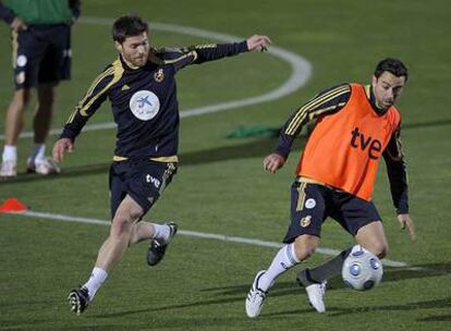 Xabi Alonso y Xavi, durante el entrenamiento de ayer de la selección.