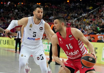 Rudy Fernández trata de parar a Papanikolaou durante la final de la Euroliga.