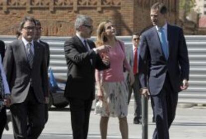 Los pr&iacute;ncipes de Asturias acompa&ntilde;ados del presidente de Puig, Marc Puig, y del presidente de la Generalitat, Artur Mas, en la inauguraci&oacute;n en L&#039;Hospitalet la nueva sede del grupo de perfumer&iacute;a Puig.