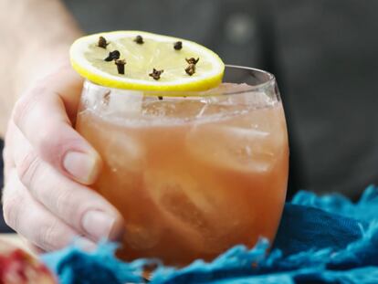 Cóctel de brandy de manzana y granada