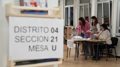 Escrutinio de votos de las elecciones gallegas, el pasado domingo en el instituto Illas Cíes de Vigo.