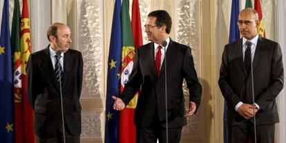 Los líderes socialistas de España, Alfredo Pérez Rubalcaba, Portugal, António José Seguro y Francia, Harlem Désir, hoy en Lisboa.