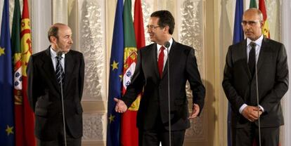 Los l&iacute;deres socialistas de Espa&ntilde;a, Alfredo P&eacute;rez Rubalcaba, Portugal, Ant&oacute;nio Jos&eacute; Seguro y Francia, Harlem D&eacute;sir, hoy en Lisboa. 