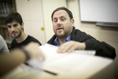 Oriol Junqueras a una mesa de votació de l'IES Frederic Mompou de Sant Vicent dels Horts.