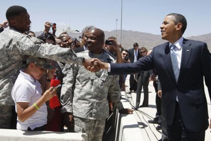 El presidente estadounidense saluda a un soldado durante su estancia en El Paso.