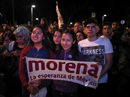 Simpatizantes del partido Morena festejan en el Zócalo de la Ciudad de México, el 1 de julio de 2018.