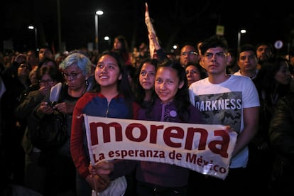 Simpatizantes del partido Morena festejan en el Zócalo de la Ciudad de México, el 1 de julio de 2018.