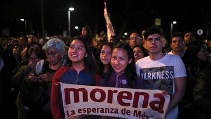 Simpatizantes del partido Morena festejan en la plaza del Zócalo de la Ciudad de México, el 1 de julio de 2018.
