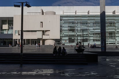 El edificio del Macba, visto desde el área de la plaza dels Àngels donde está previsto construir un nuevo edificio para ampliar sus instalaciones, este viernes.